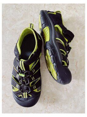 Keen Youth Sz 4 Newport H2 Green and Black Waterproof Sandal
